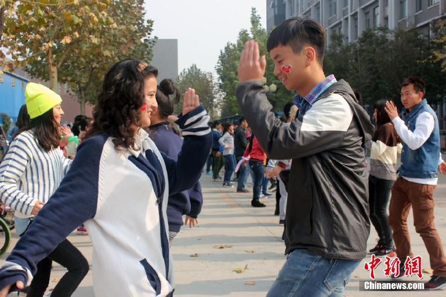 11月11日，河南財(cái)經(jīng)政法大學(xué)校園內(nèi)，300名在校大學(xué)生在上演了一出“光棍”也瘋狂的“快閃”大戲。