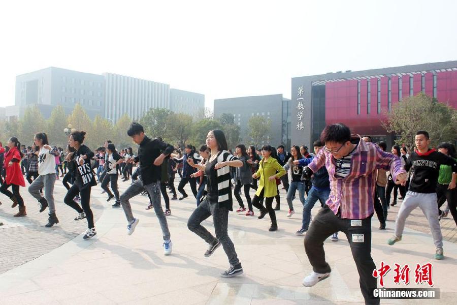 11月11日，河南財(cái)經(jīng)政法大學(xué)校園內(nèi)，300名在校大學(xué)生在上演了一出“光棍”也瘋狂的“快閃”大戲。