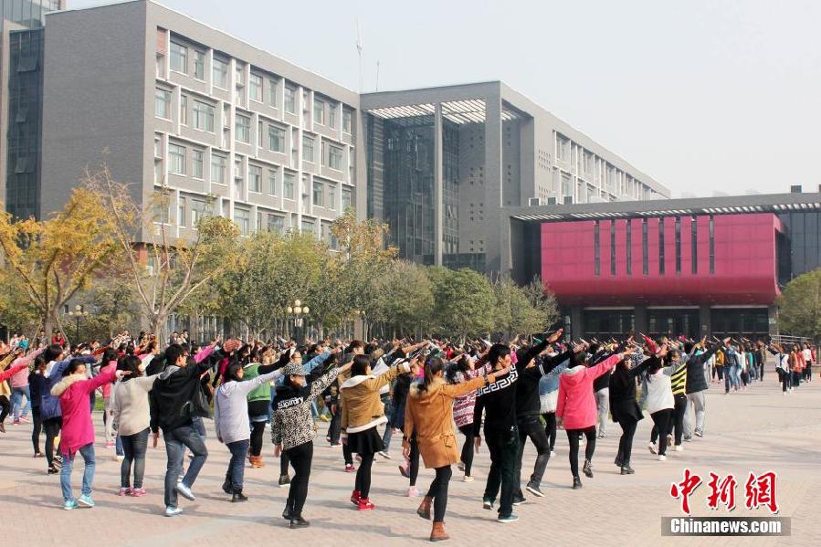 11月11日，河南財(cái)經(jīng)政法大學(xué)校園內(nèi)，300名在校大學(xué)生在上演了一出“光棍”也瘋狂的“快閃”大戲。