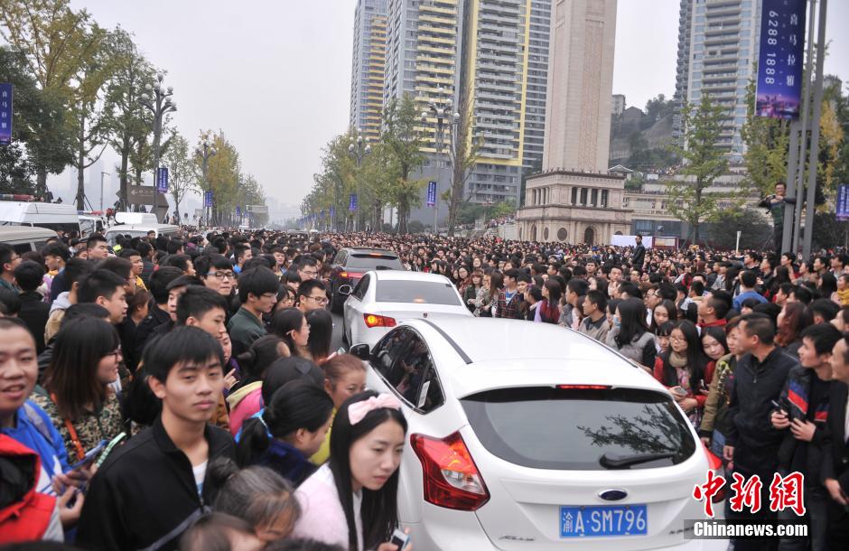 重慶上萬粉絲在南濱路等待《奔跑吧兄弟》節(jié)目的錄制。