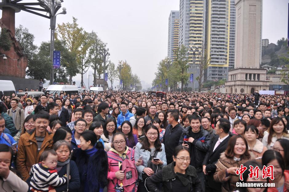 重慶上萬粉絲在南濱路等待《奔跑吧兄弟》節(jié)目的錄制。