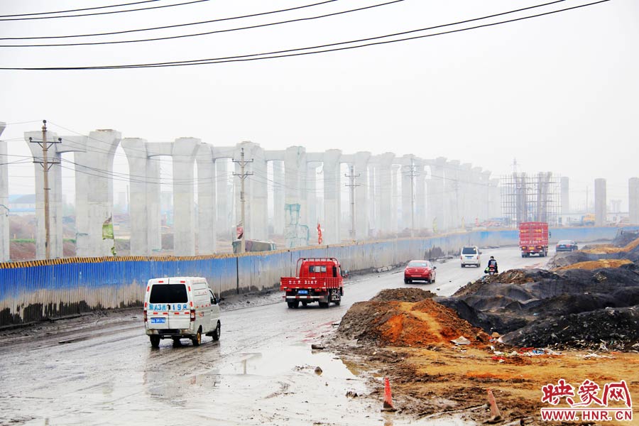鄭平路柴郭轉盤處以及圍擋兩邊預留的道路坑坑洼洼，無人維護，造成事故頻發(fā)，經(jīng)常堵車。
