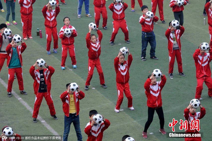 洛陽推進校園足球普及 學(xué)生跳起“足球操”