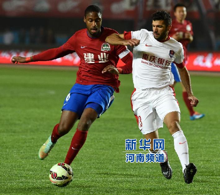 河南建業(yè)隊隊員戈麥斯（左）與重慶力帆隊隊員吉利奧蒂在比賽中拼搶。