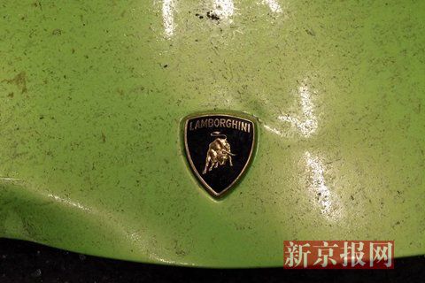 一輛蘭博基尼與一輛法拉利發(fā)生事故，現(xiàn)場狀況慘烈