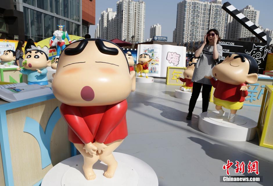 4月22日，游客參觀蠟筆小新特展?！跋灩P小新25周年紀(jì)念特展”日前在北京開(kāi)展