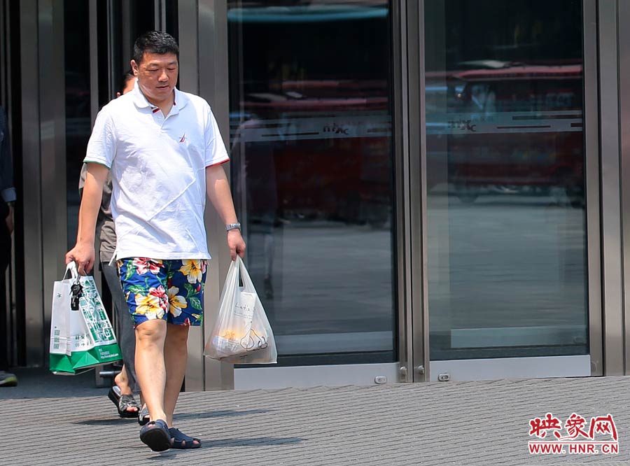 褲頭、T恤的裝束依然提前入夏