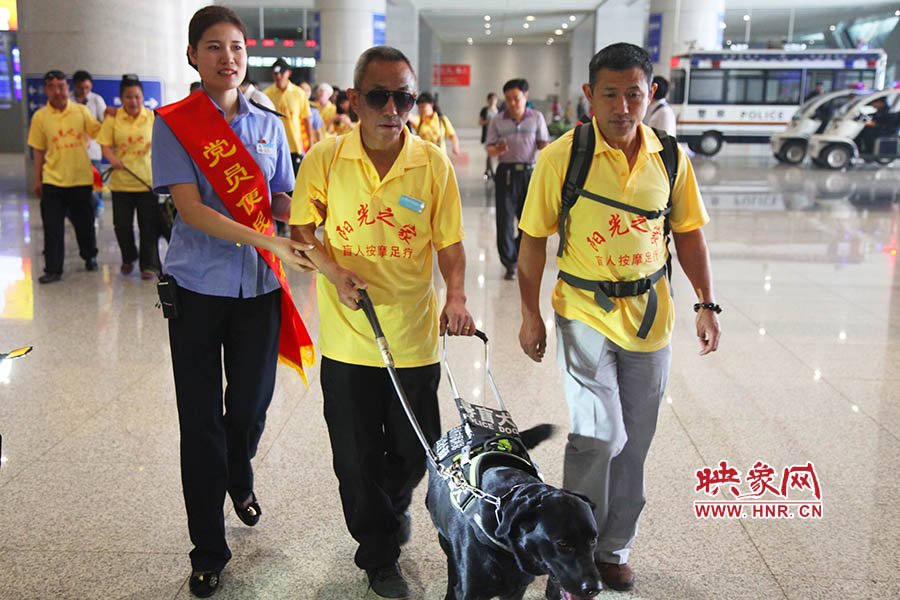 接到鄭州市愛心導(dǎo)盲犬服務(wù)中心的乘車請求后，鄭州東站抽調(diào)了工作人員進(jìn)行對接，提前做好服務(wù)引導(dǎo)準(zhǔn)備。