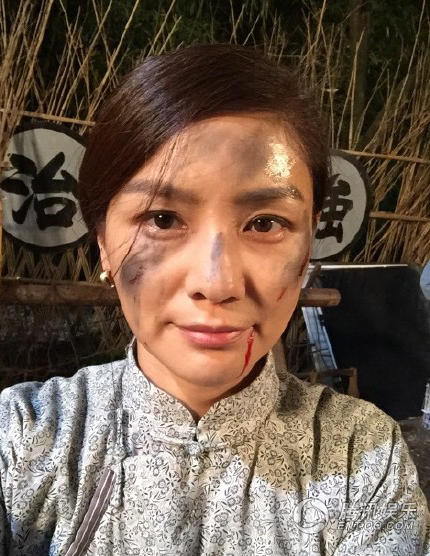 胡可曬出滿面塵土的自拍并向老公沙溢撒嬌道:“好吧,改一下,他日若我如此,你可還會愛我?@沙溢?！? width=