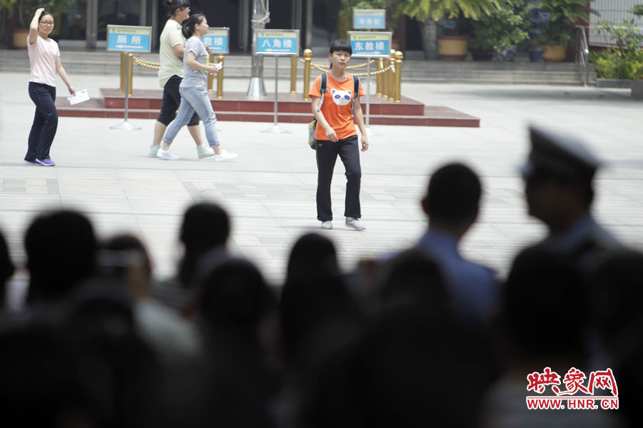 6月7日，鄭州回中考點，在家長期待的目光中，第一位考生走出考場