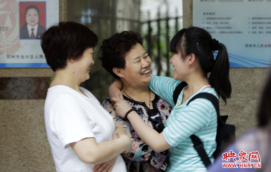 6月7日，鄭州回中考點，走出考場的考生和家長擁抱在一起