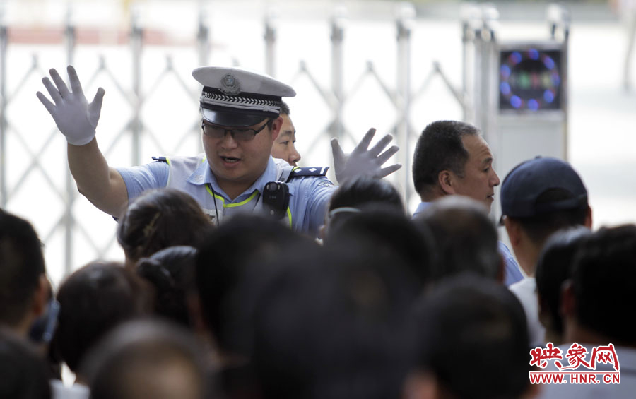 6月7日，鄭州回中考點，交警在考場外維持秩序