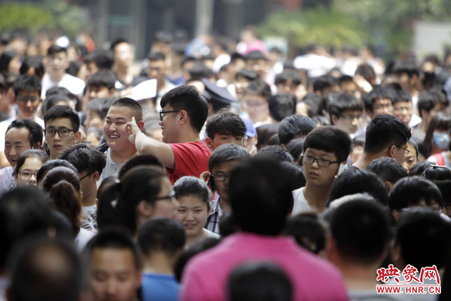 6月7日，鄭州回中考點，考生走出考場，面露笑容