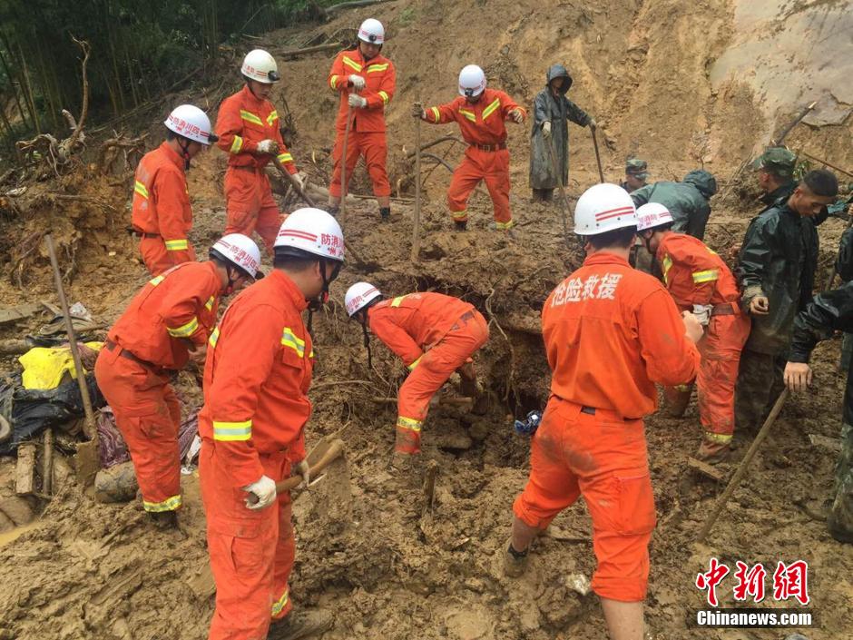 8月19日，救援人員正在全力搜尋被埋遇難者