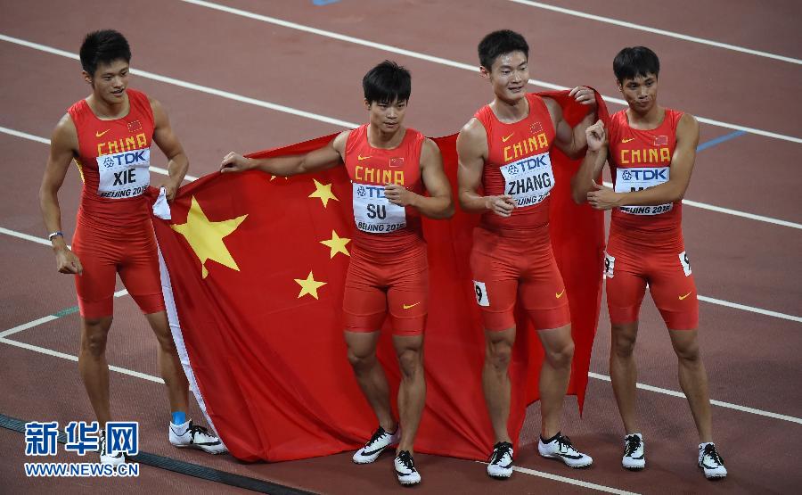 中國(guó)隊(duì)選手謝震業(yè)、蘇炳添、張培萌和莫有雪（從左至右）賽后慶祝。