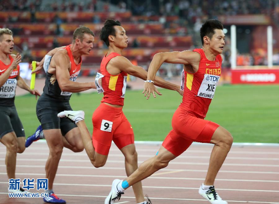 中國(guó)隊(duì)選手謝震業(yè)（右一）和莫有雪在比賽中交接棒。