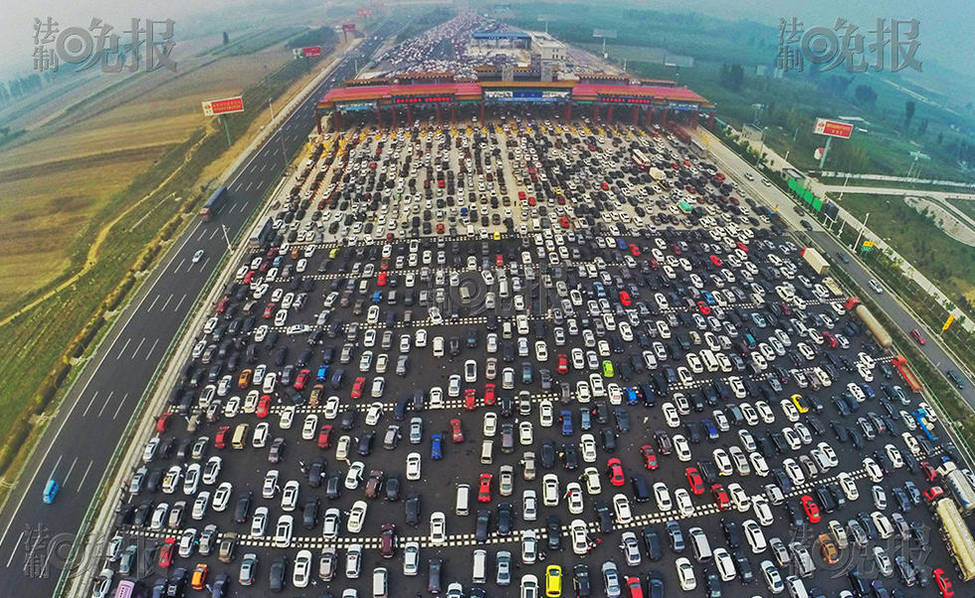 截止到下午4點(diǎn)，滯留在收費(fèi)口的車(chē)輛排隊(duì)有近百米。