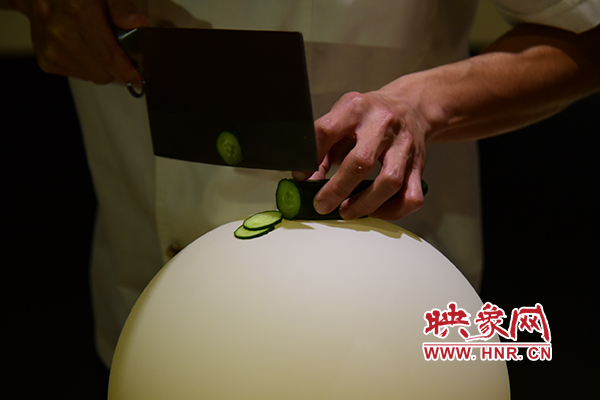 在面團(tuán)氣球上切菜。