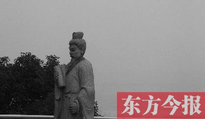 23日，從中原福塔基座平臺(tái)看向世紀(jì)歡樂(lè)園的景象