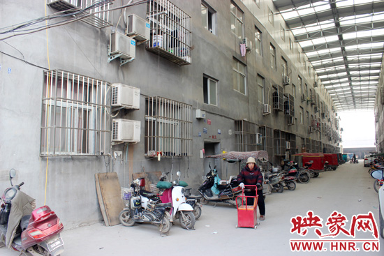 三棟居民樓沒有任何手續(xù)，沒有房產(chǎn)證，售價超級低。
