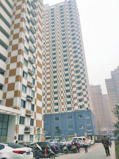 鄭州中基都市春天小區(qū)的公租房一直在閑置,樓下門面房已營業(yè)很長時(shí)間。