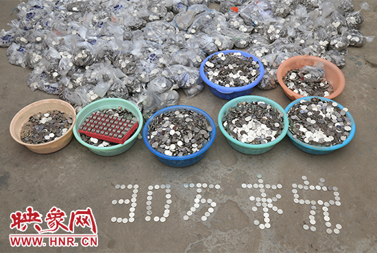 據(jù)負(fù)責(zé)清點(diǎn)“巨資”的張大爺介紹，這筆“巨資”積攢了兩個(gè)月左右，有30萬左右，重達(dá)3000多斤。