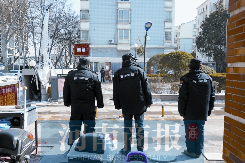 小區(qū)門口有兩撥保安把門，分屬不同的物業(yè)公司