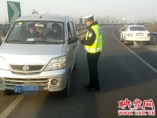 2月3日，一名男子因錯過了路口不顧自身安全竟然在高速上逆行，被焦作高速交警逮個正著。