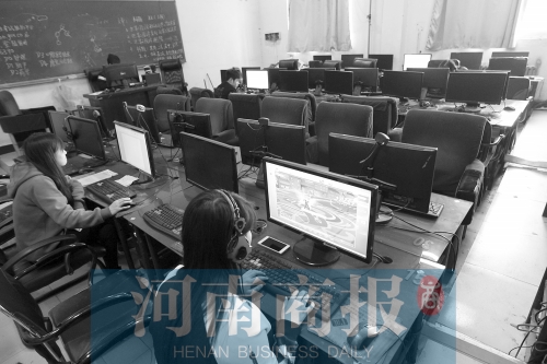 鄭州黃河護理職業(yè)學(xué)院的微機室內(nèi)，一女學(xué)生正在打游戲
