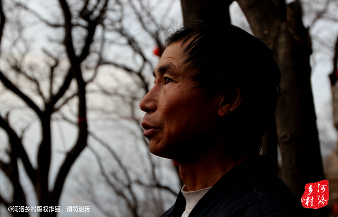 不過老崔對鄰居卻有著十分的不屑，平日里他們的生活，主要是自己種植的蔬菜和野菜，偶爾有山下香客的供奉。而鄰居卻經(jīng)常揀一些驢友丟棄的物品，飲料瓶，塑料紙，或者其它的物品。