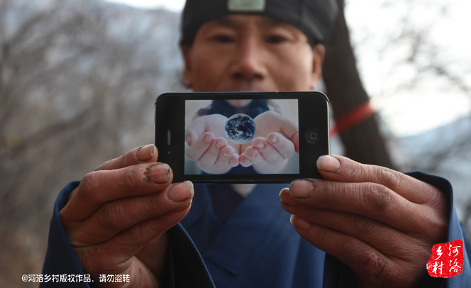老崔雖然在山上修行，可是家里還有六個兄弟姐妹，家里人來找過他，他認為打工太累了，還需要受氣，不如山中修行自在。通過山下的香客，他花了800塊錢買了一個蘋果手機，這是他在山上最奢侈的一次購物。老崔有些心疼，他說那個香客不應該收他錢才對。