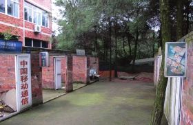 緊挨鐵山坪基地，有一條“迷你”街道，雖然簡(jiǎn)陋，但尚未拆去的店鋪名稱顯出了曾經(jīng)的“繁華”。組圖/記者倪志剛