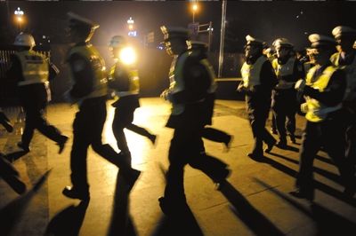 ▲涼山警方連夜出擊打拐。本報(bào)記者歐陽(yáng)曉菲攝