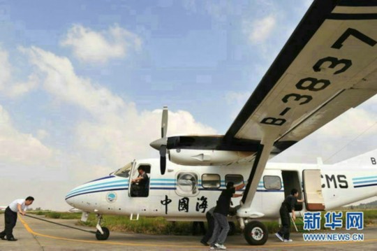 資料圖：中國海監(jiān)東海航空支隊舟山基地工作人員正在進行運-12飛機備航。