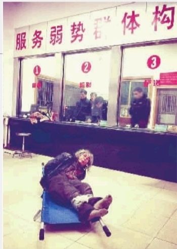 1月7日23點(diǎn)50分，長(zhǎng)沙市救助管理站大廳，一名老年流浪者躺在擔(dān)架上，無(wú)助地看著記者。