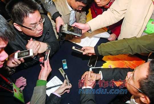 咨詢問政會(huì)上，記者的錄音設(shè)備遍布臺(tái)面。南都記者 馮宙鋒 攝