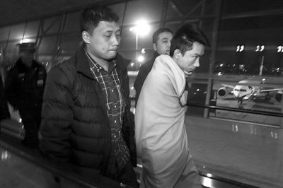 昨日，首都機場，跨國綁架勒索團伙首犯中國籍男子奚某被押解回國。新京報記者 尹亞飛 攝