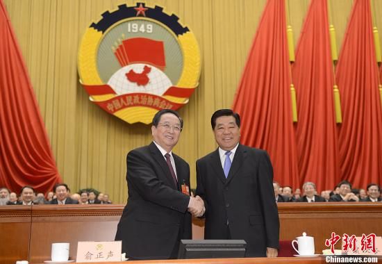 3月11日下午，全國政協(xié)十二屆一次會議在北京人民大會堂舉行第四次全體會議，俞正聲當(dāng)選政協(xié)第十二屆全國委員會主席。圖為政協(xié)第十一屆全國委員會主席賈慶林和俞正聲握手，表示祝賀。中新社發(fā) 廖攀 攝