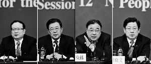 昨天，國務院深化醫(yī)藥衛(wèi)生體制改革領導小組辦公室負責人王保安、孫志剛、馬曉偉、胡曉義（從左至右）就“醫(yī)藥衛(wèi)生體制改革”有關問題回答記者提問。記者王鵬/攝