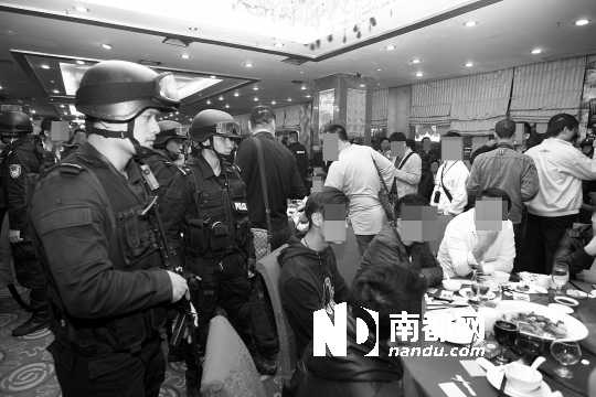 手持微沖、身穿防彈背心的警員進(jìn)入酒樓進(jìn)行調(diào)查。深圳警方供圖