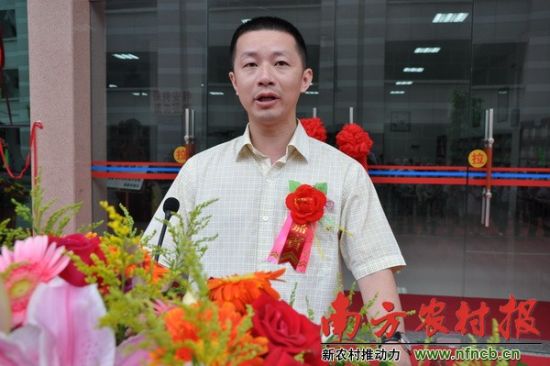 揭東縣人民政府副縣長(zhǎng)江中詠在廣東流動(dòng)圖書(shū)館揭東分館揭幕儀式致辭。