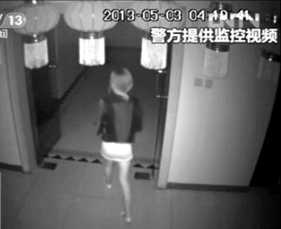 監(jiān)控視頻中，女子獨(dú)自走向墜樓處。 央視視頻截圖