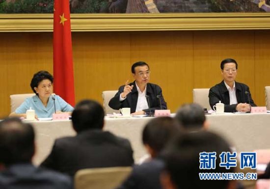 　5月13日，國(guó)務(wù)院召開全國(guó)電視電話會(huì)議，動(dòng)員部署國(guó)務(wù)院機(jī)構(gòu)職能轉(zhuǎn)變工作。中共中央政治局常委、國(guó)務(wù)院總理李克強(qiáng)發(fā)表講話。 新華社記者劉衛(wèi)兵 攝