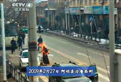 2009年2月27日，一名僧侶在阿壩縣洽唐西街自焚。本版圖片/央視截圖