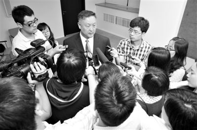 6月5日，商務(wù)部新聞辦公室召開“中歐光伏產(chǎn)品貿(mào)易摩擦”專題發(fā)布會(huì)。發(fā)布會(huì)結(jié)束后，中國(guó)機(jī)電產(chǎn)品進(jìn)出口商會(huì)會(huì)長(zhǎng)張鈺晶接受記者采訪。新京報(bào)記者