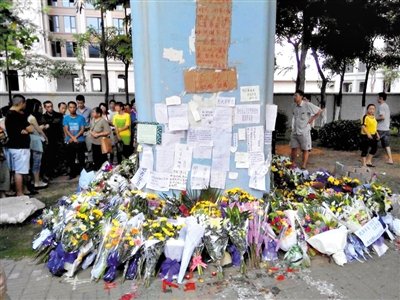 　昨日，廈門市民在BRT的橋墩下放上鮮花悼念逝者。新京報記者 郭鐵流 攝
