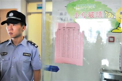 前日，廈門市解放軍174醫(yī)院重癥醫(yī)學(xué)科門口貼著在該醫(yī)院接受治療的受傷人員名單。 新華社記者 陳曄華