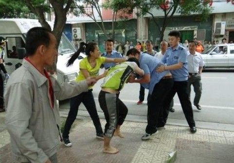 　圖為5月31日，延安城管隊員暴力執(zhí)法場面。