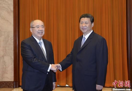 中共中央總書(shū)記習(xí)近平13日下午在北京人民大會(huì)堂會(huì)見(jiàn)了中國(guó)國(guó)民黨榮譽(yù)主席吳伯雄率領(lǐng)的國(guó)民黨大陸訪問(wèn)團(tuán)一行。中新社發(fā) 廖攀 攝
