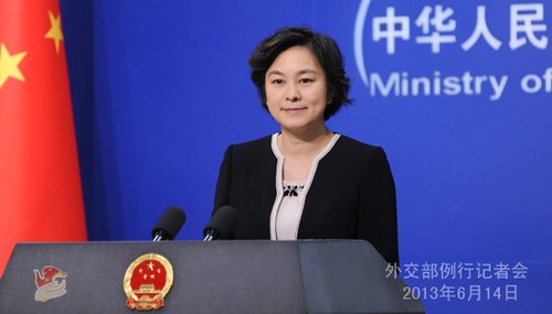 2013年6月14日，外交部發(fā)言人華春瑩主持例行記者會。